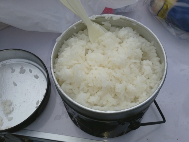 白米が旨い！薪とクッカーで米を炊く